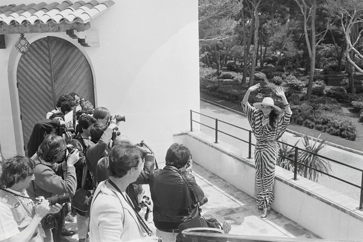 La actriz Bárbara Carrera durante una sesión fotográfica en el Festival de Cine de Cannes, Francia, en mayo de 1984. LA PRENSA / RICHARD BLANSHARD