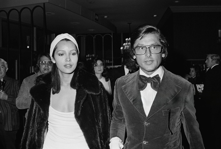 Bárbara Carrera y el productor de cine estadounidense Robert Evans (1930-2019) asisten a un homenaje al productor David O. Selznick en Los Ángeles, California, el 16 de abril de 1975. LA PRENSA / MICHAEL OCHS