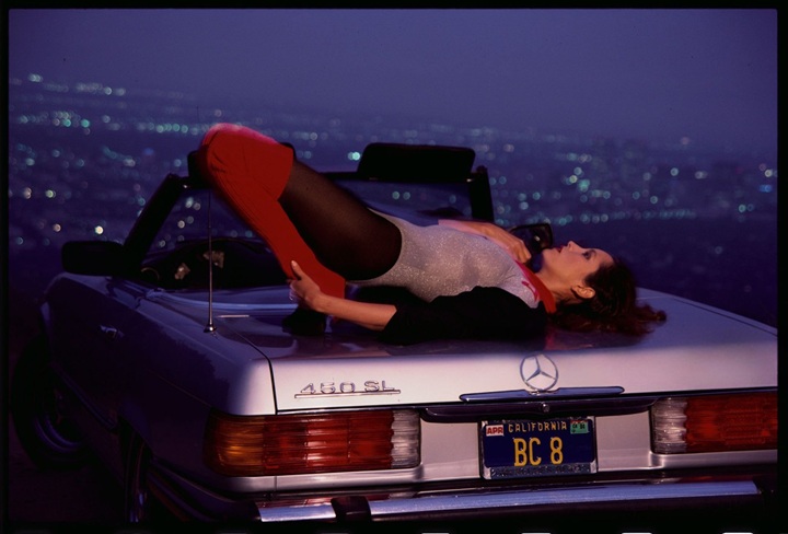 Bárbara Carrera modela sobre un convertible Mercedes-Benz. LA PRENSA / DOUGLAS KIRKLAND