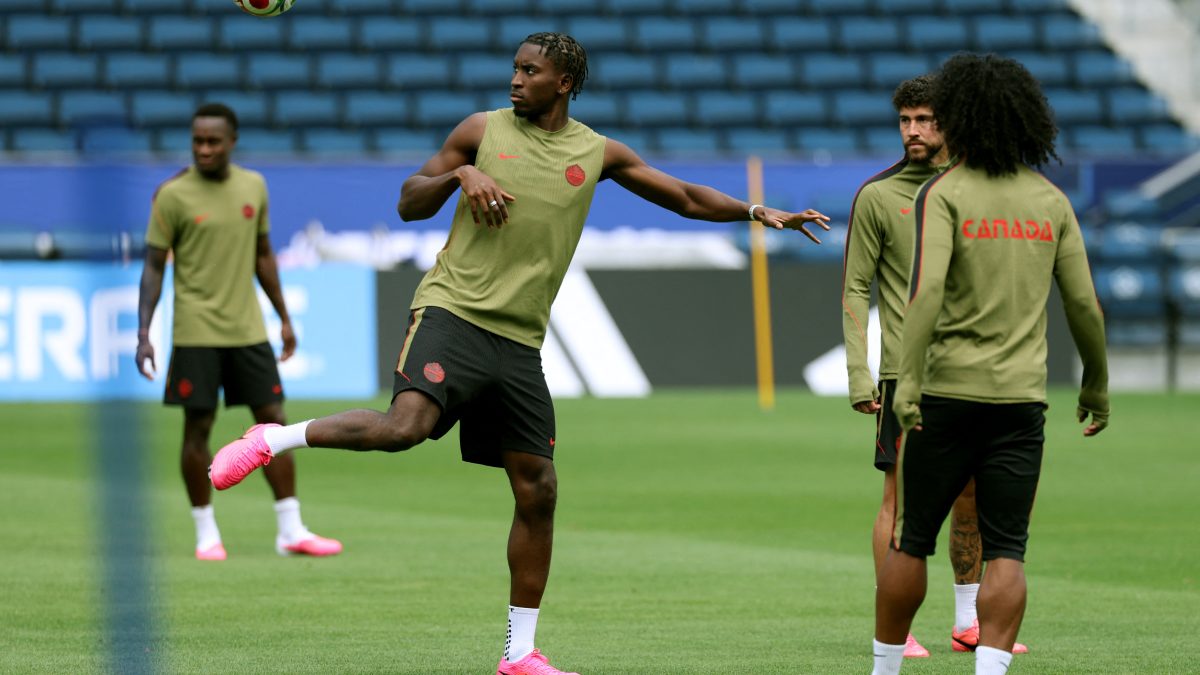 Moïse Bombito #15 de Canadá durante un entrenamiento un día antes del partido de dieciseisavos de final de la Copa Mundial de la FIFA 2026 entre Sudáfrica y Canadá. AFP
