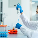 Cómo es la primera vacuna creada con IA y por qué supone un «cambio fundamental» ante futuras pandemias