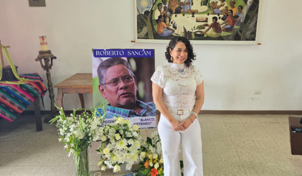 Claudia Vargas, viuda de Roberto Samcam. Homenaje de primer aniversario en Costa Rica. Foto: LA PRENSA