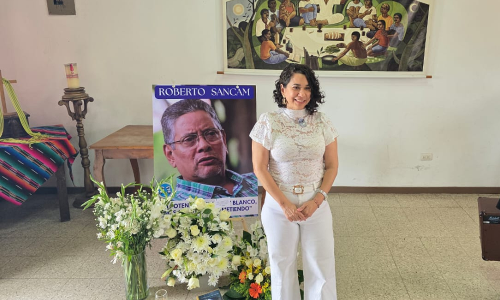 Claudia Vargas, viuda de Roberto Samcam. Homenaje de primer aniversario en Costa Rica. Foto: LA PRENSA