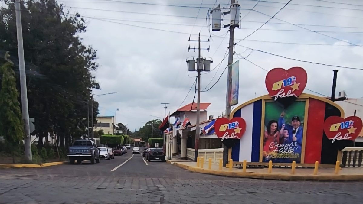 Altar a los dictadores Daniel Ortega y Rosario Murillo en la DGI central en Managua. Foto: CORTESÍA/LAPRENSA.