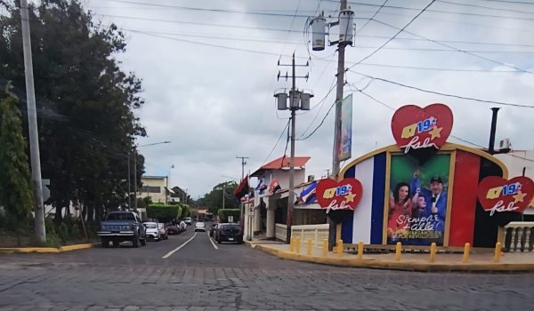 Altar a los dictadores Daniel Ortega y Rosario Murillo en la DGI central en Managua. Foto: CORTESÍA/LAPRENSA.