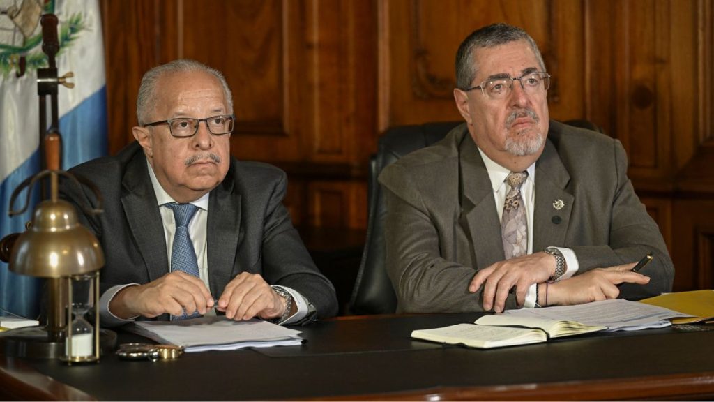 El presidente de Guatemala, Bernardo Arévalo, (der.) y el canciller Carlos Ramiro Martínez durante la Reunión de Jefes de Estado y de Gobierno del SICA. Foto: Ministerio de Relaciones Exteriores de Guatemala.
