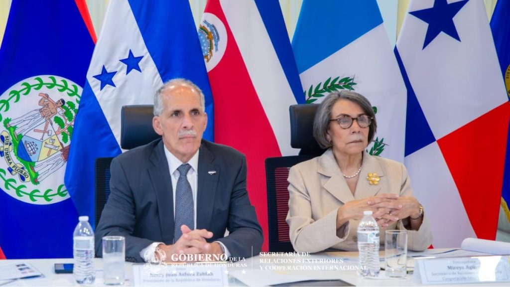 El presidente de Honduras, Nasry Asfura, (izq.) y la secretaria de Relaciones Exteriores y Cooperación Internacional, Mireya Agüero, en la Reunión de Jefes de Estado y de Gobierno del SICA. Foto: Cancillería de Honduras.