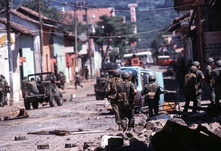 Soldados de la Guardia Nacional, provistos de armamento israelí, durante una "operación limpieza". Junio de 1979. LA PRENSA / MATTHEW NAYTHONS