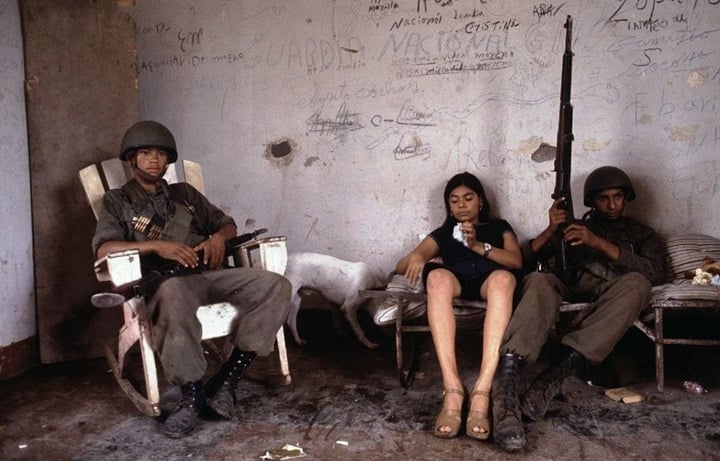 Dos soldados de la Guardia Nacional descansan en el interior de una vivienda. LA PRENSA / MATTHEW NAYTHONS