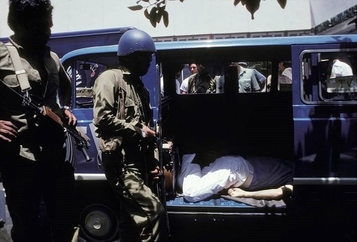 El cuerpo del periodista estadounidense Bill Stewart yace en el microbús donde se movilizaba su equipo de ABC-TV. Stewart y su traductor nicaragüense, Francisco Espinoza, fueron asesinados el 20 de junio de 1979 por soldados de la Guardia Nacional a quienes habían entrevistado minutos antes. LA PRENSA / MATTHEW NAYTHONS