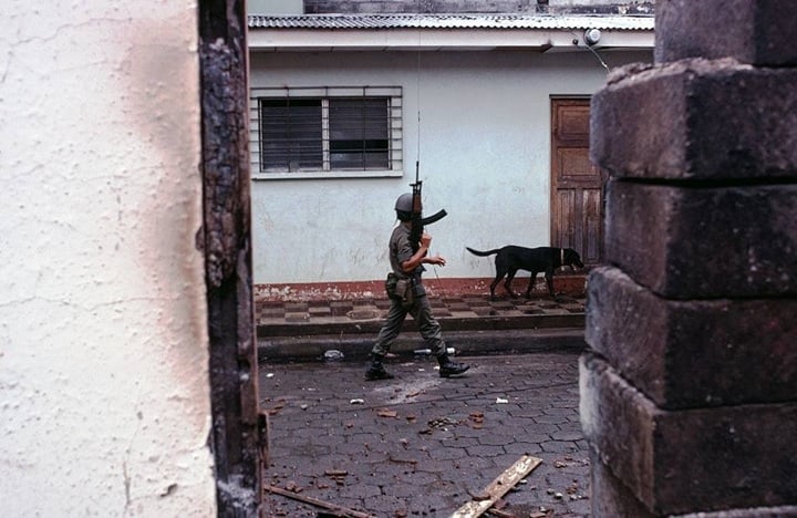 Un guardia somocista patrulla una calle de Managua el 1 de enero de 1979. LA PRENSA / MATTHEW NAYTHONS