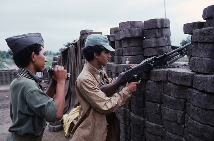 Guerrilleros sandinistas atrincherados en una barricada el 1 de julio de 1979. LA PRENSA / MATTHEW NAYTHONS