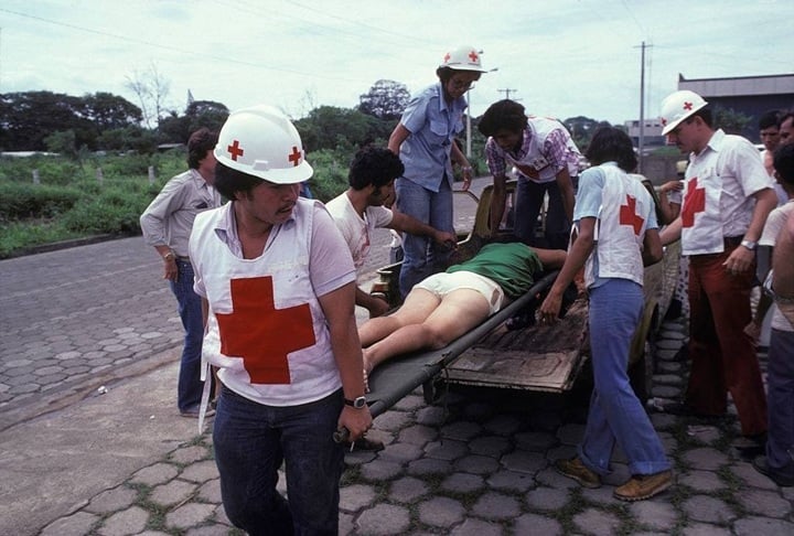 Socorristas de la Cruz Roja evacuan a una mujer herida en plena insurrección en Managua. Julio de 1979. LA PRENSA / MATTHEW NAYTHONS