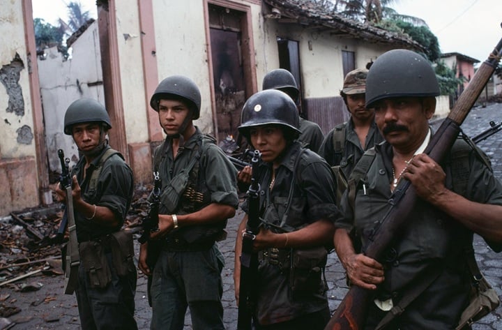 Soldados de la Guardia Nacional con fusiles Galil y Garand patrullan una calle bombardeada en Masaya. LA PRENSA / MATTHEW NAYTHONS