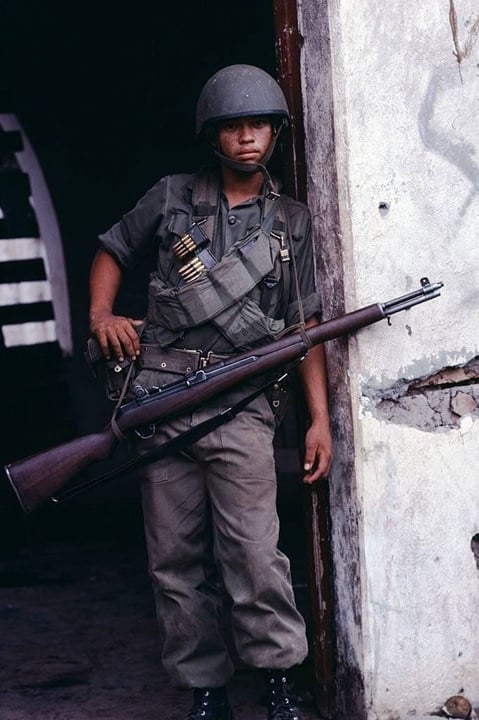 Un soldado de la Guardia Nacional, visiblemente fatigado, vigila su perímetro con un fusil M1 Garand y clips de munición de 8 tiros. LA PRENSA / MATTHEW NAYTHONS