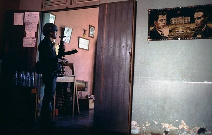 Un efectivo de la Guardia Nacional catea una vivienda durante la ofensiva final de 1979. LA PRENSA / MATTHEW NAYTHONS