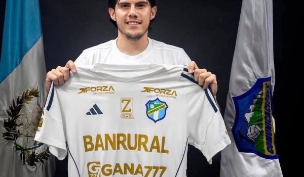Jonathan Moncada llega al Comunicaciones con el Fantasam Figueroa. LA PRENSA/CORTESÍA