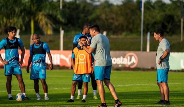 Juan Cruz Real demostró un gran manejo táctico en el primer partido contra Sudáfrica.
