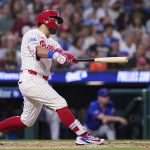 Kyle Schwarber hace un descomunal despliegue de poder y Bryce Harper agrega el ciclo
