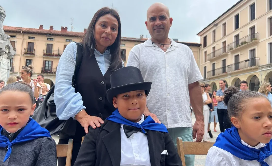 Liam Nieves Gaitán junto a sus padres en Zumarraga, en España. EL DIARIO VASCO