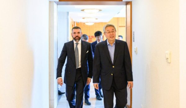 Laureano Ortega Murillo (izq.) junto a Ma Hui, viceministro del Departamento Internacional del Comité Central del PCCh. Foto: tomada de internet.