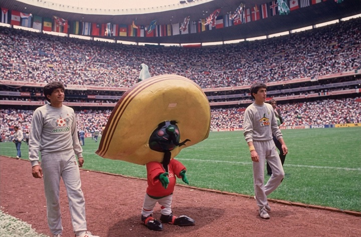 Pique reemplazó a Cantinflas como mascota de México 1986. El personaje consistía en un chile jalapeño con grandes bigotes y un amplio sombrero amarillo. LA PRENSA / ARCHIVO REDES