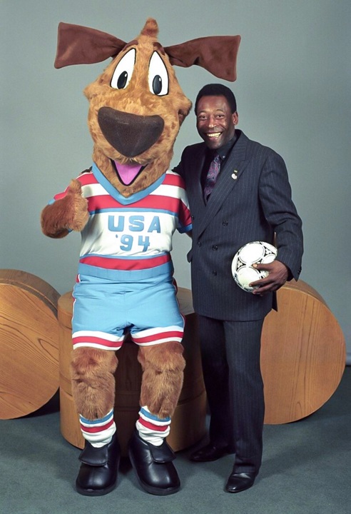 Striker, mascota del Mundial USA 1994, posa junto a Edson Arantes do Nascimento, Pelé. LA PRENSA / AFP