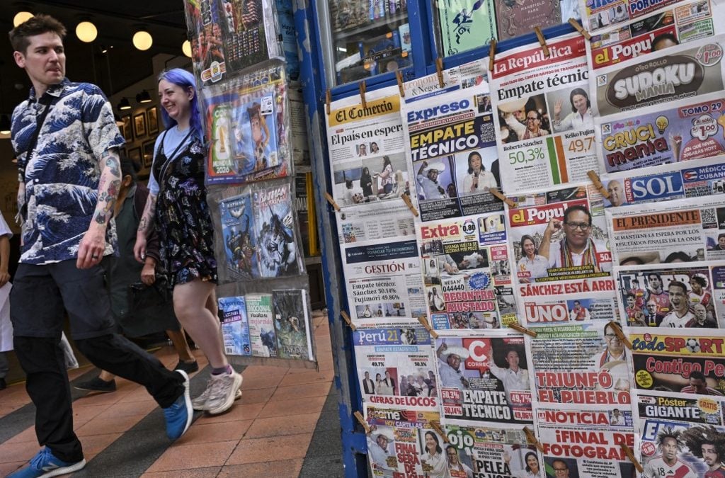 Vista de las portadas de los periódicos exhibidos en un quiosco de Lima el 8 de junio de 2026, un día después de la segunda vuelta electoral.