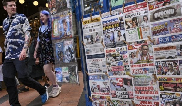 Vista de las portadas de los periódicos exhibidos en un quiosco de Lima el 8 de junio de 2026, un día después de la segunda vuelta electoral.
