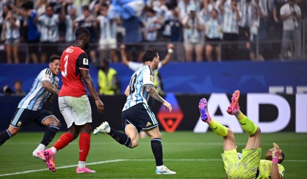 Doblete de Messi clasifica a Argentina a la siguiente etapa de la Copa Mundial