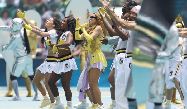 La cantante colombiana Shakira (c), se presenta este jueves, en la inauguración del Mundial de la FIFA 2026 en el estadio Ciudad de México (México). EFE/ Sashenka Gutierrez
