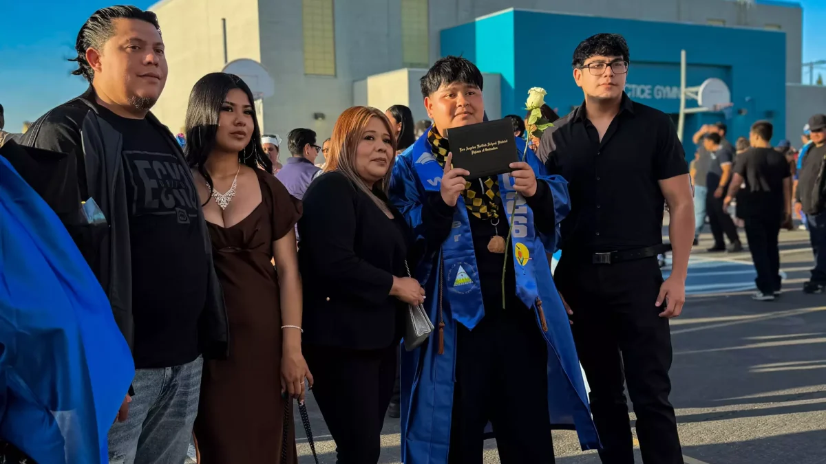 De izquierda a derecha, Wilson García, su hermana Yuneisi García, su madre Yadira García y sus hermanos Wilber y Winston García celebran la graduación de Wilber de la escuela secundaria Jordan el 9 de junio. Tomada del Los Angeles Times