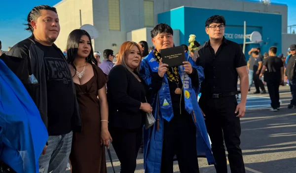 De izquierda a derecha, Wilson García, su hermana Yuneisi García, su madre Yadira García y sus hermanos Wilber y Winston García celebran la graduación de Wilber de la escuela secundaria Jordan el 9 de junio. Tomada del Los Angeles Times