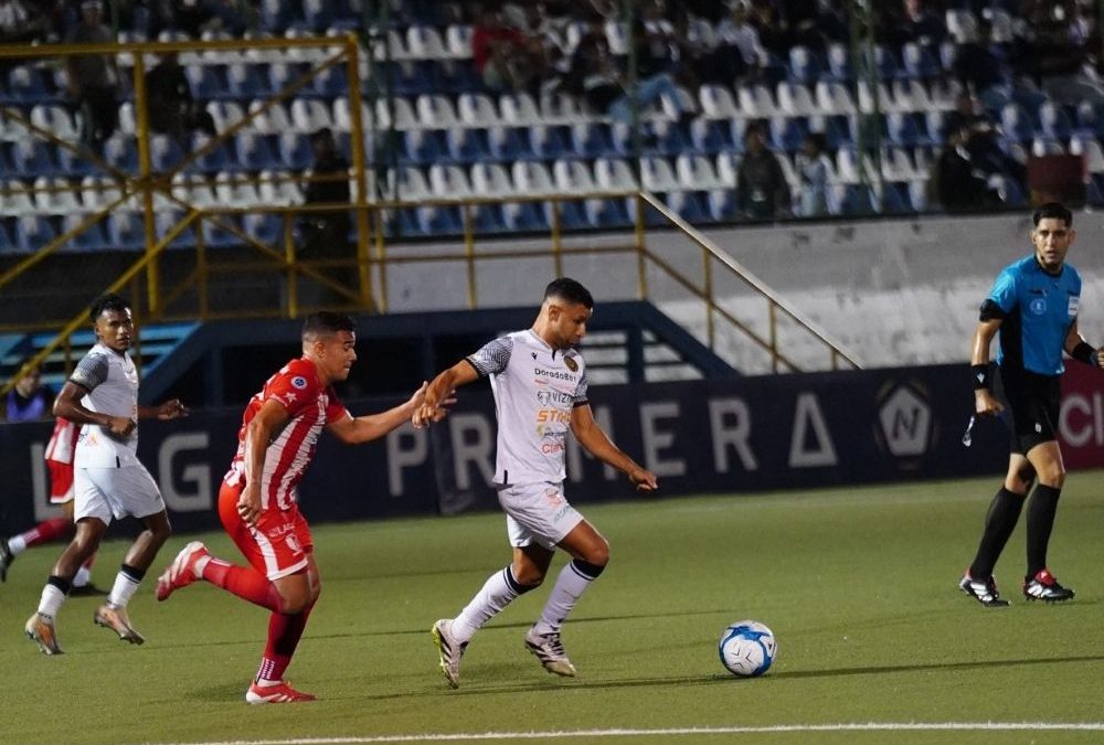 Osmin Salinas y Jonathan Zapata disputan el balón en la final de la Liga Primera.