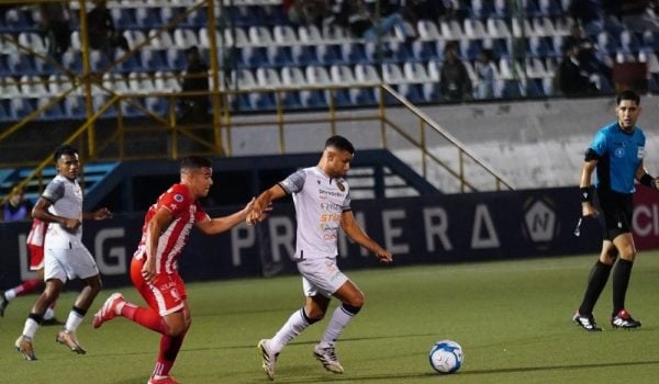 Osmin Salinas y Jonathan Zapata disputan el balón en la final de la Liga Primera.