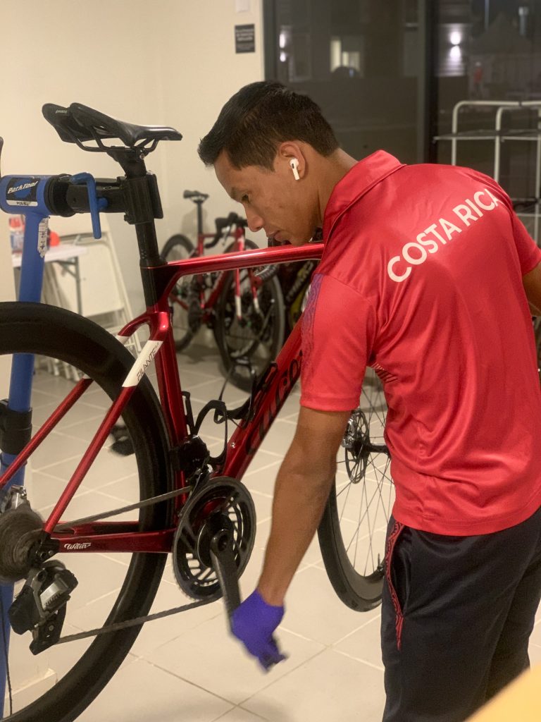 Walter Chamorro se ha convertido en un especialista en bicicletas deportivas tras años de entrenamiento