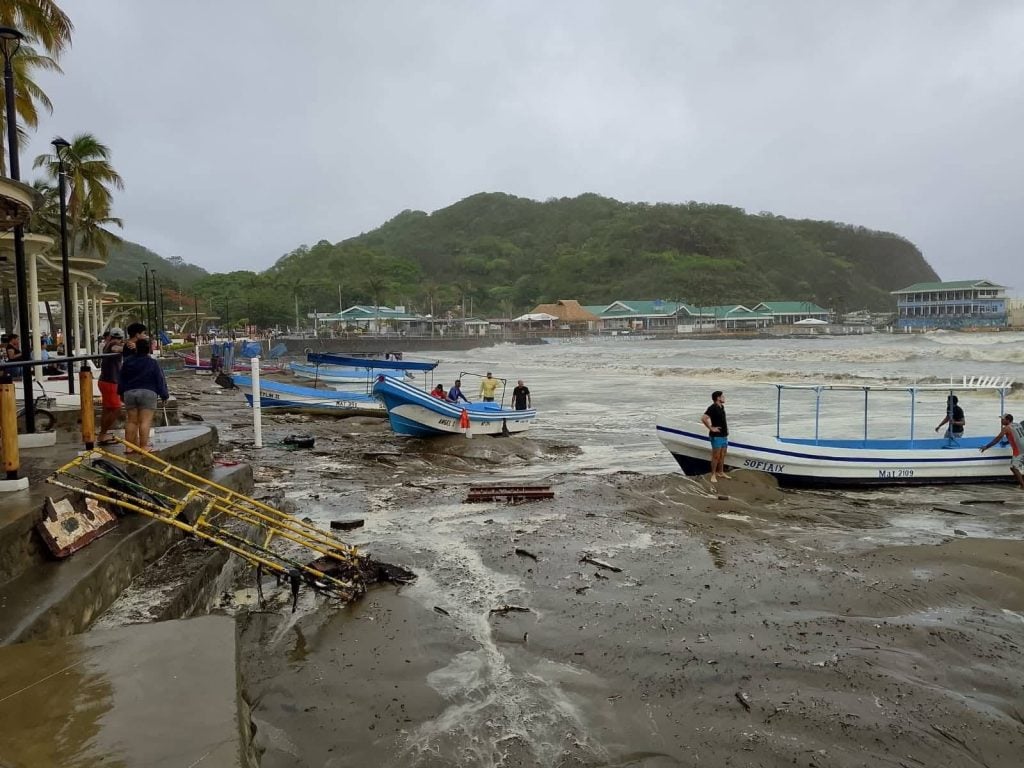 Propietarios de lanchas las retiran de la bahía. REDES SOCIALES
