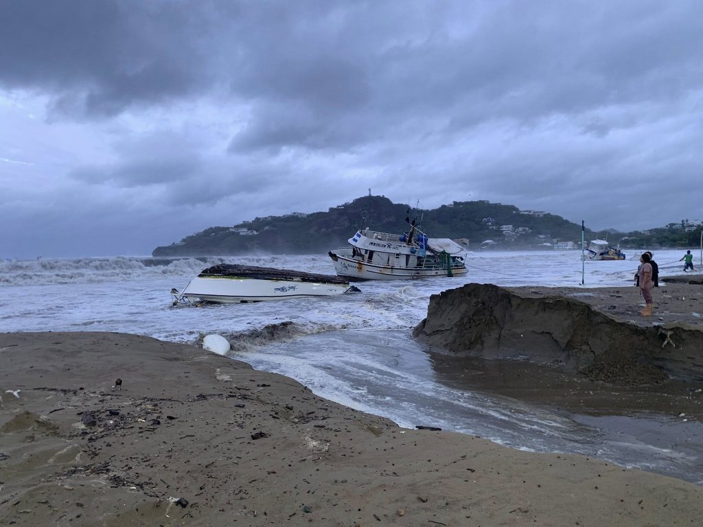 Estragos que causó el fuerte oleaje en San Juan del Sur. LA PRENSA / REDES SOCIALES