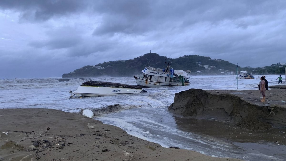 Estragos que causó el fuerte oleaje en San Juan del Sur. LA PRENSA / REDES SOCIALES