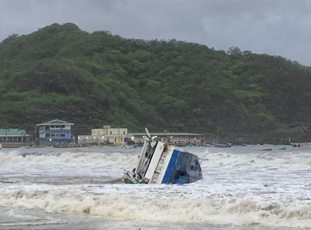 Estragos que causó el fuerte oleaje en San Juan del Sur. LA PRENSA / REDES SOCIALES