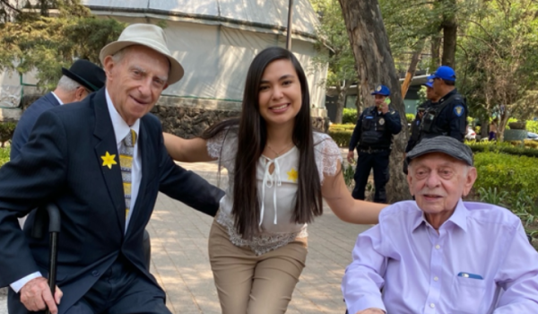 Samantha Rodríguez junto a los sobrevivientes del Holocausto Luis Opatowski (izquierda) y Broni Zajbert (derecha).