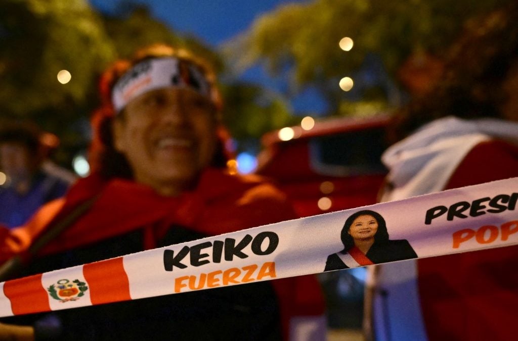Una simpatizante de la candidata presidencial peruana Keiko Fujimori, del partido Fuerza Popular, muestra una diadema con su imagen durante la segunda vuelta de las elecciones presidenciales en Lima, el 7 de junio de 2026. AFP / MARTIN BERNETTI
