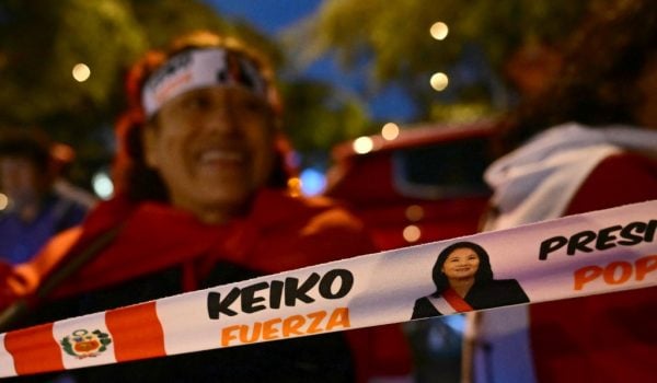 Una simpatizante de la candidata presidencial peruana Keiko Fujimori, del partido Fuerza Popular, muestra una diadema con su imagen durante la segunda vuelta de las elecciones presidenciales en Lima, el 7 de junio de 2026. AFP / MARTIN BERNETTI