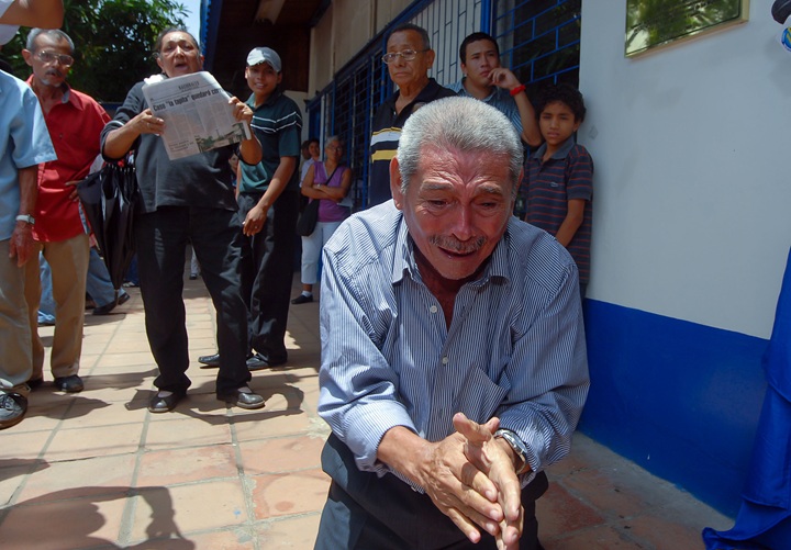 Un anciano llora en los juzgados de Managua tras un largo proceso judicial por el caso de "la Tapita Premiada". 13 de julio de 2009. LA PRENSA / ÓSCAR NAVARRETE