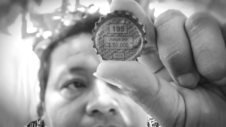 Una de las afectadas muestra la tapita premiada con el número 195, el cual se replicó por error en más de 8 mil tapas. LA PRENSA / CORTESÍA METROPOLIS WEB.TV