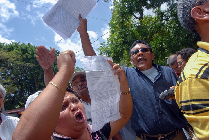Protesta de los afectados por el caso de las tapitas en las afueras de los juzgados de Managua. LA PRENSA / ÓSCAR NAVARRETE