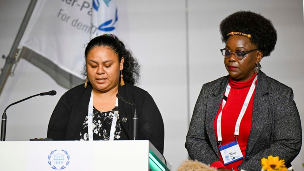 Tininiska Rivera Bryan, hija de Brooklyn Rivera, junto a la parlamentaria Millie Odhiambo expone la situación de su padre Brooklyn Rivera en Nicaragua durante la Asamblea de la UIP en octubre de 2024. Foto: tomada de la web de la UIP.