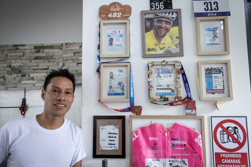 Walter Chamorro, propietario del taller especializado Bike Mechanic Chamorro, guarda con cariño recordatorios de su superación.     