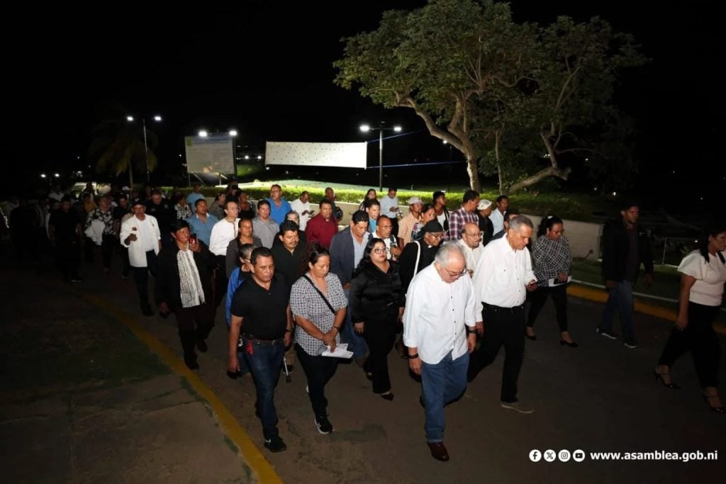 n lugar de parientes, diputados de la Asamblea Nacional, controlada por el orteguismo, se presentaron en las honras fúnebres de Rivera.