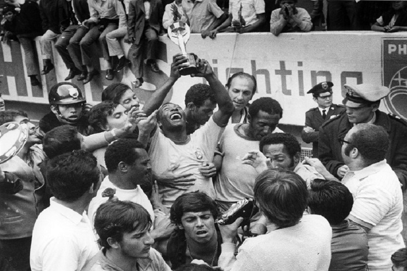 Pelé alza el trofeo, rodeado de admiradores, cuando Brasil ganó el Mundial de Suecia 1958.